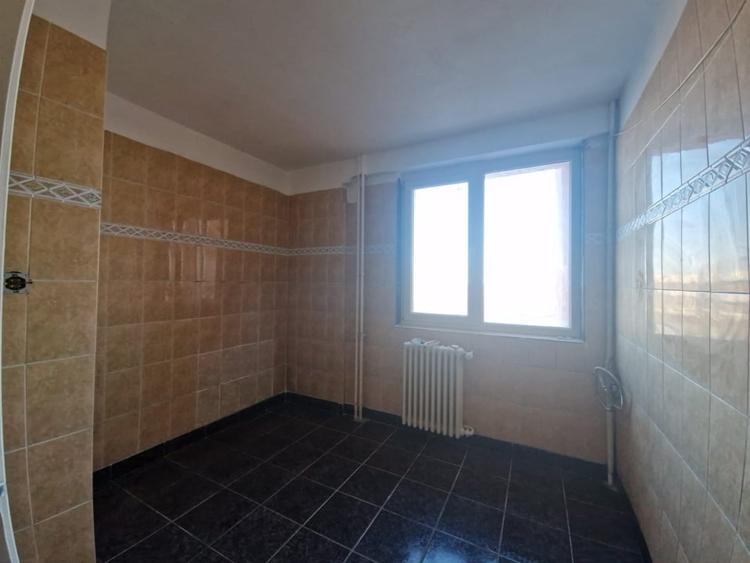 Apartament cu 3 camere semidecomandat în Bucur Obor