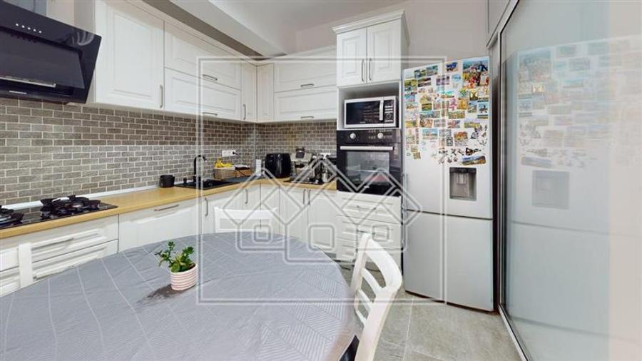 Apartament cu 3 camere semidecomandat în Turnișor
