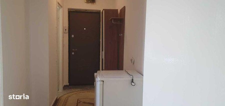 Inchiriez apartament cu o camera, 35mp2 aflat la etajul 4 - 3