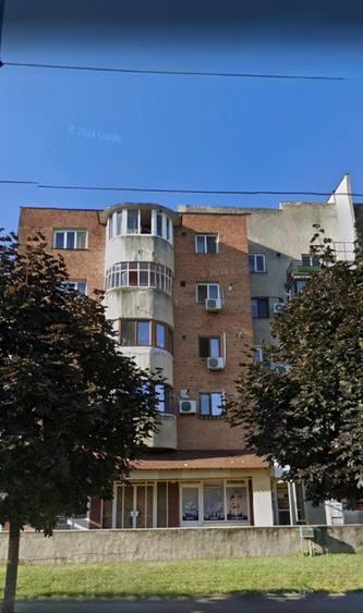 Apartament cu 3 camere decomandat în Nord-Est