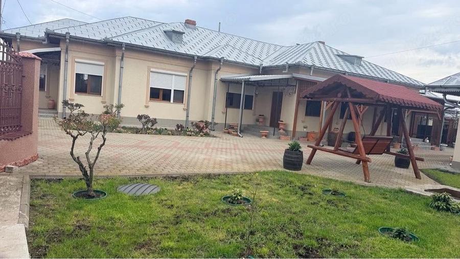 Casă cu 6 camere cu Teren 1707 Mp în Sihlea