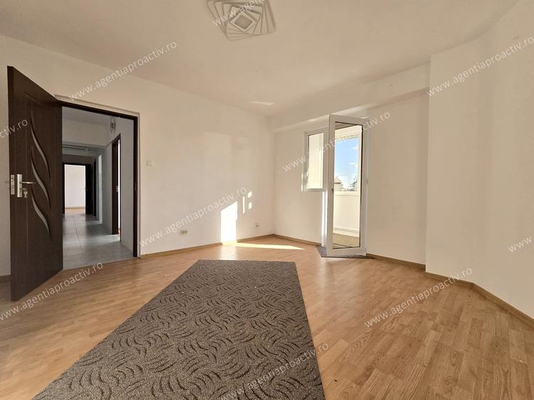 Apartament cu 4 camere decomandat în Port