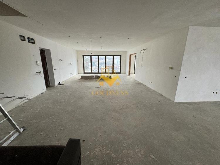 Apartament cu 5 camere semidecomandat în Calea Turzii