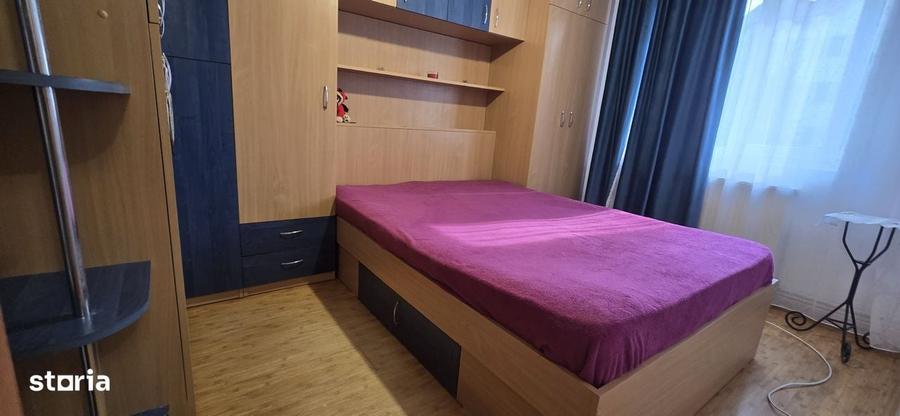 Apartament cu 3 camere decomandat în Micro 6