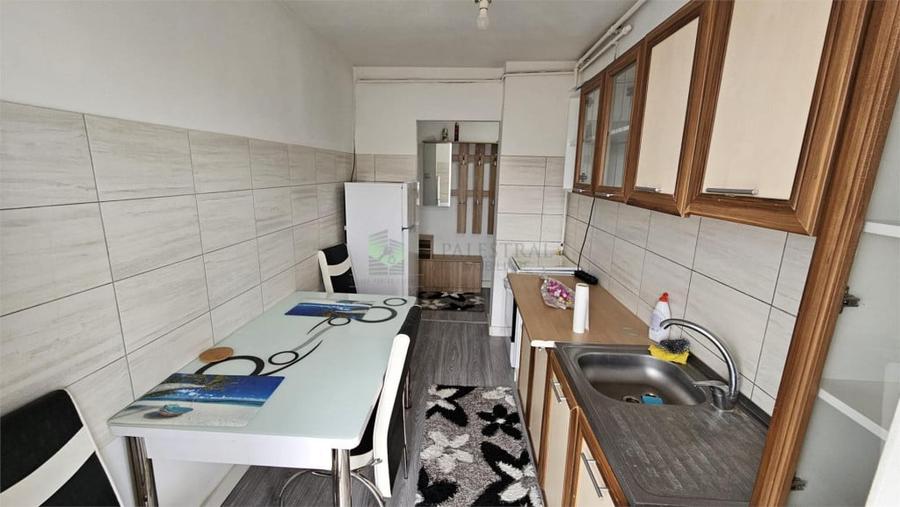 Apartament cu 2 camere decomandat în Florilor