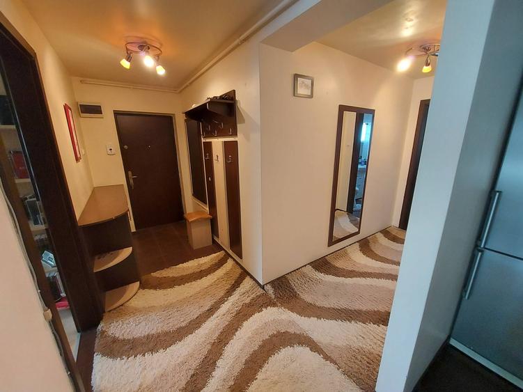 Apartament cu 3 camere semidecomandat în Florești