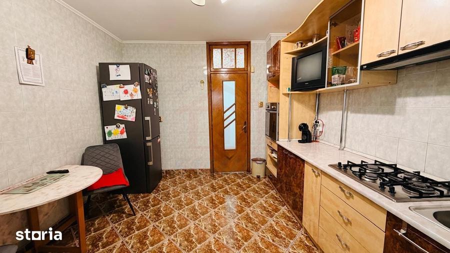 Apartament cu 4 camere decomandat în Piața Centrală