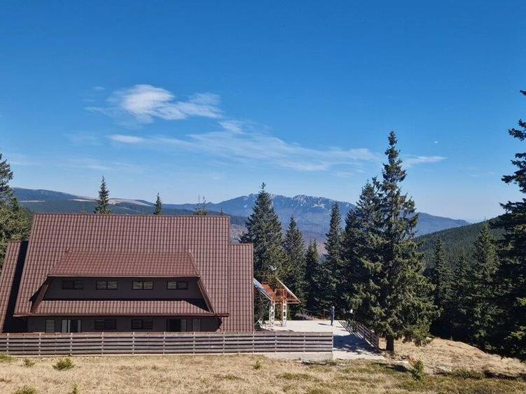 Duplex cu 12 camere cu Teren 1000 Mp în Romanii de Sus