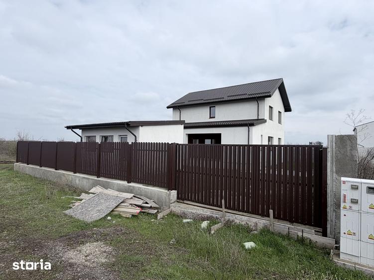 Casă cu 5 camere cu Teren 492 Mp în Glina