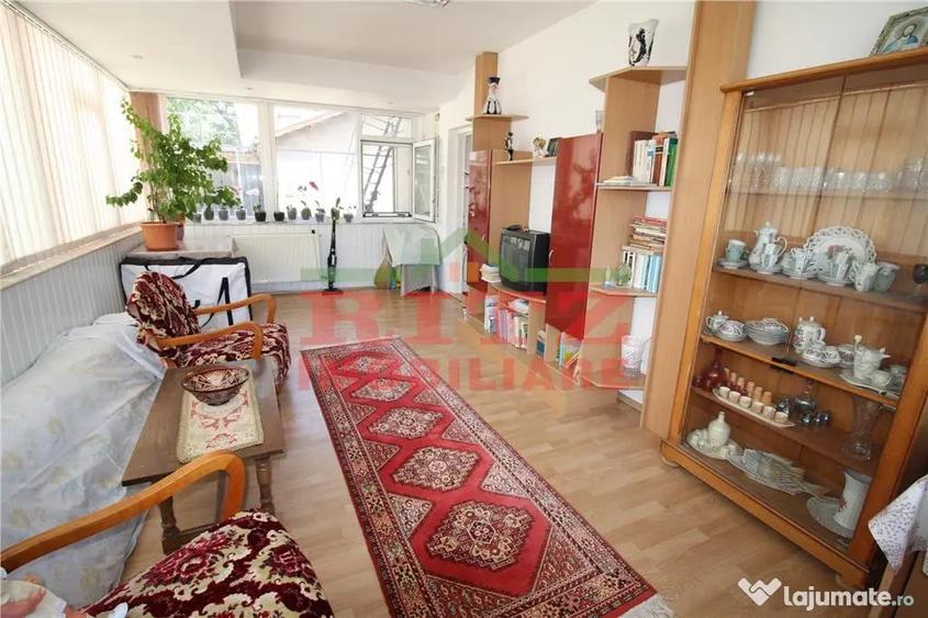 Casă cu 8 camere cu Teren 445 Mp în Orașul de Jos