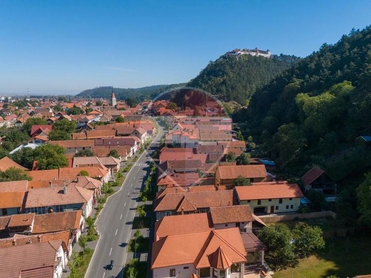 Casă individuală cu 7 camere cu Teren 835 Mp în Central