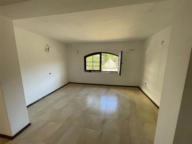 Casă cu 9 camere cu Teren 280 Mp în Petrești
