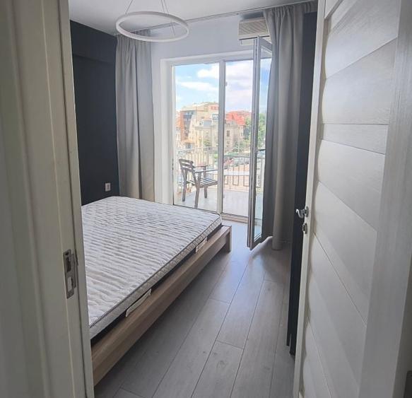 Apartament cu 3 camere semidecomandat, mobilat în P-ța Romană