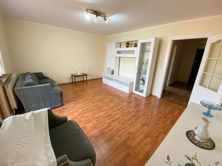Apartament cu 3 camere în Județean