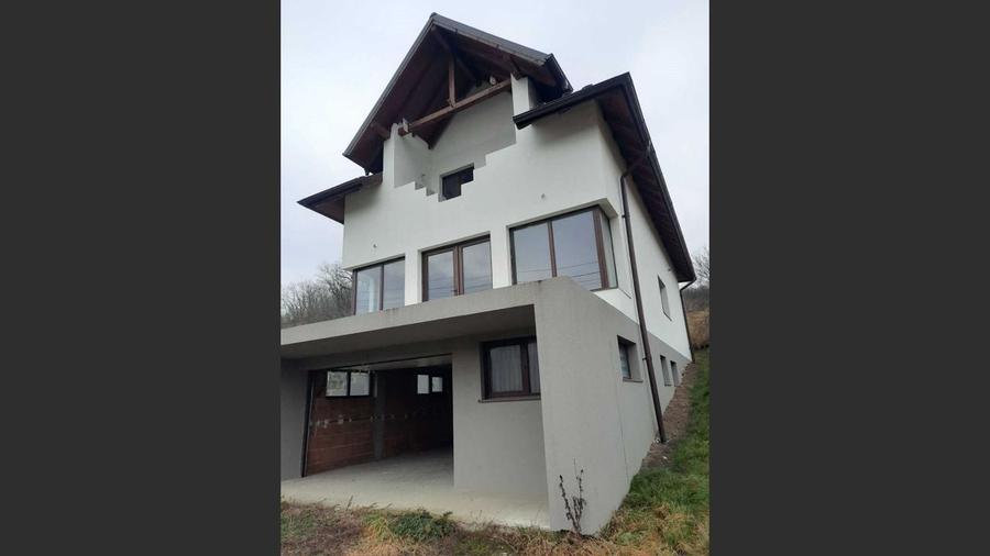 Casă cu 7 camere cu Garaj în Cara
