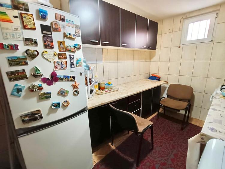 Casă individuală cu 7 camere cu Canalizare în Lujerului