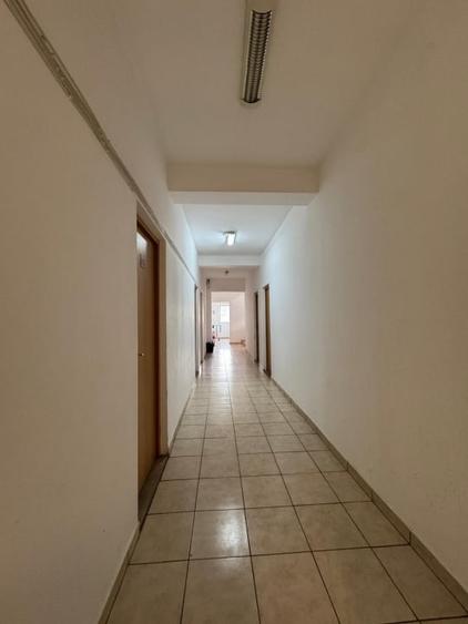 Casă individuală cu 18 camere decomandat cu Canalizare în Carierei