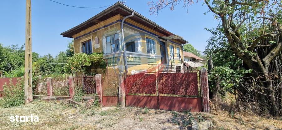 Casă cu 5 camere cu Teren 2200 Mp în Calopăr
