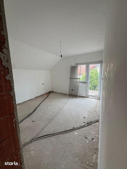 Casă cu 5 camere cu Teren 300 Mp în Sânmartin