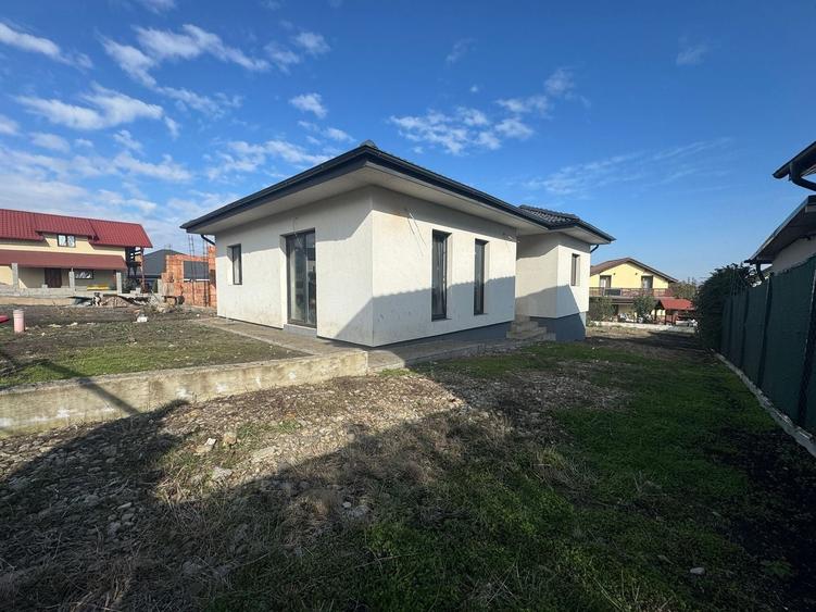 Casă individuală cu 3 camere cu Canalizare în Câmpenești