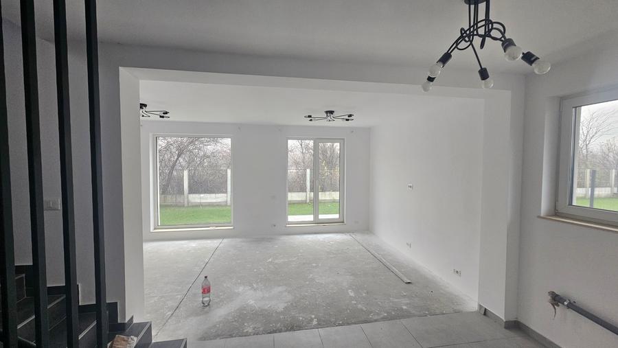Duplex cu 4 camere cu Canalizare în Nord