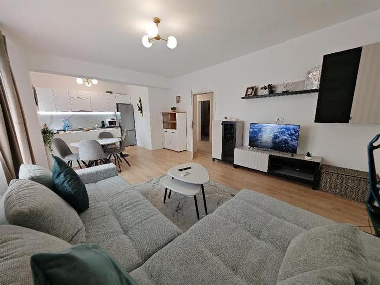 Apartament cu 3 camere decomandat, mobilat în Tractorul