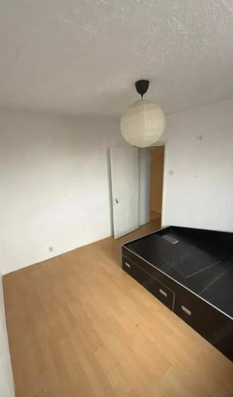 Apartament cu 3 camere semidecomandat, mobilat în Central