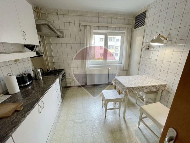 Apartament cu 4 camere decomandat, mobilat în Tei