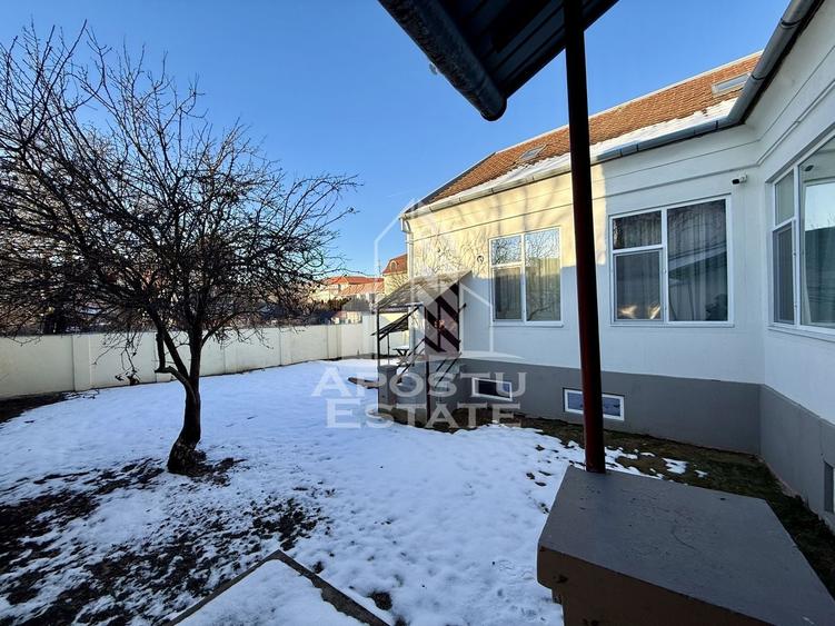 Casă cu 10 camere cu Canalizare în Lunei
