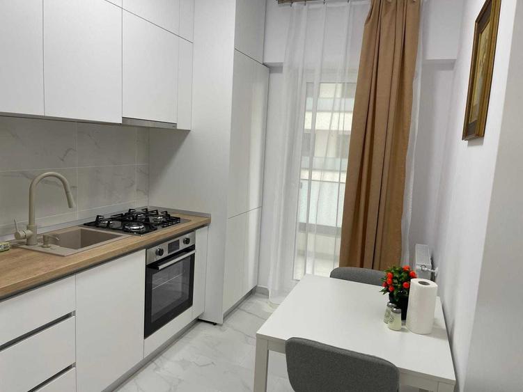 Apartament cu 7 camere decomandat în Nicolina