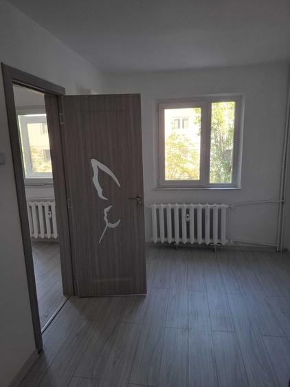 Apartament cu 3 camere semidecomandat în Tomis Nord