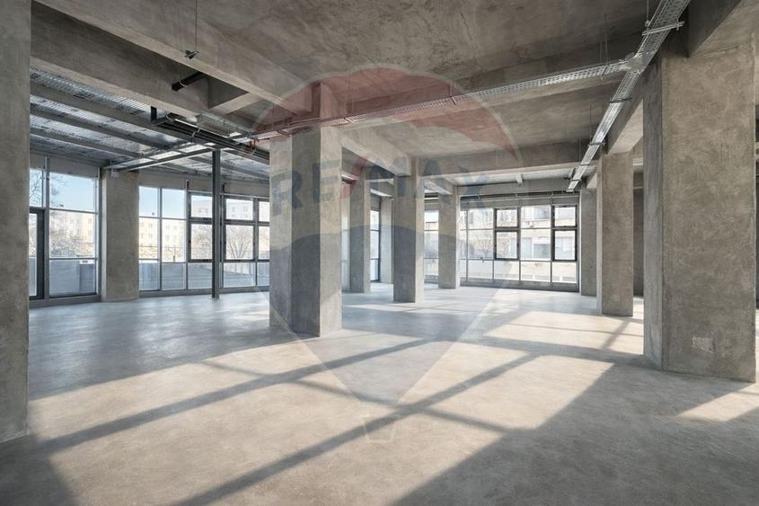 Spațiu comercial, de 954.80999755859 mp, în Boema