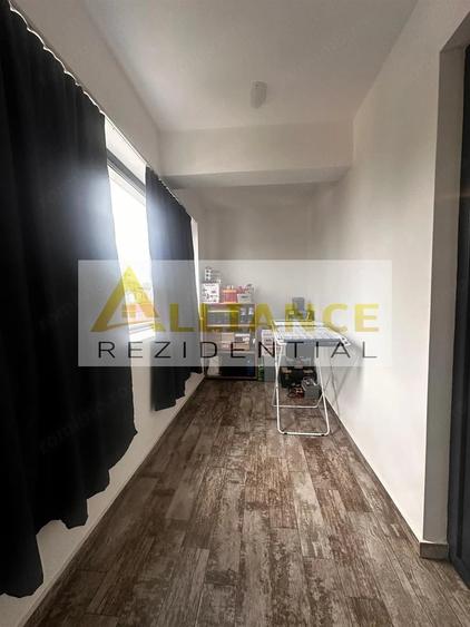 Apartament cu 3 camere semidecomandat în Berceni