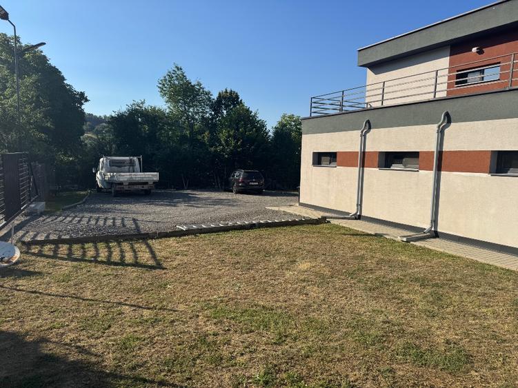 Casă individuală cu 5 camere cu Teren 1000 Mp în Central
