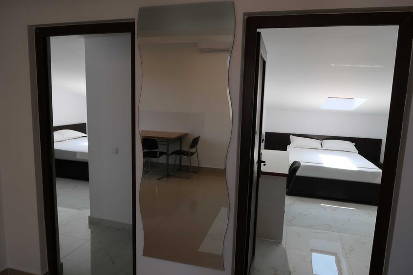 Apartament cu 3 camere semidecomandat în Trocadero