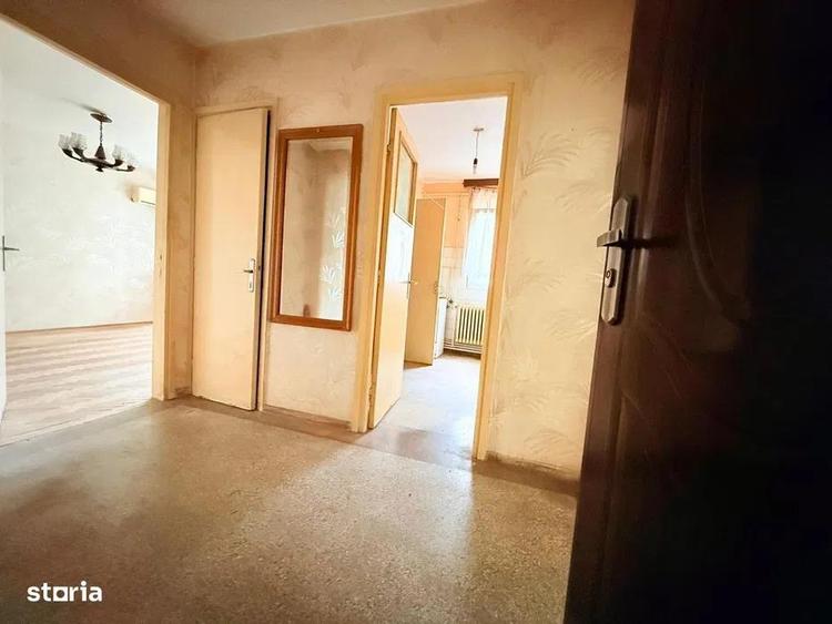 Apartament cu 3 camere semidecomandat în Podu Roș