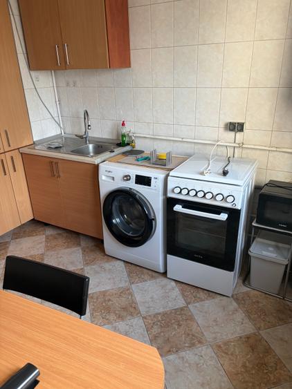 Apartament cu 4 camere decomandat în P-ța Victoriei