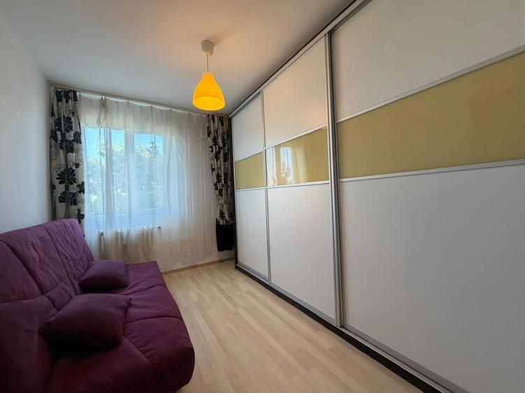 Apartament cu 3 camere semidecomandat în Titan