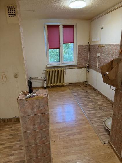 Apartament cu 3 camere semidecomandat în Berceni