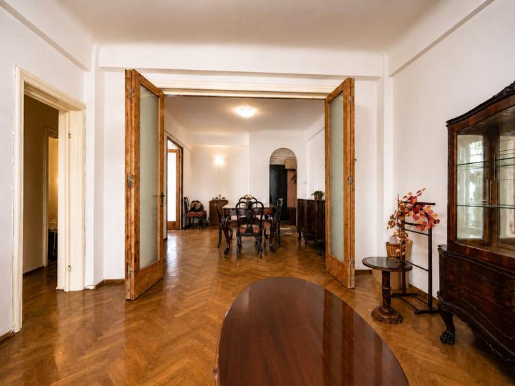 Apartament cu 4 camere semidecomandat în Universitate