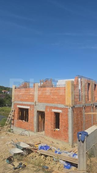 Casă individuală cu 4 camere cu Canalizare în Vișan