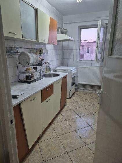 Apartament cu 2 camere semidecomandat în Craiovița Nouă