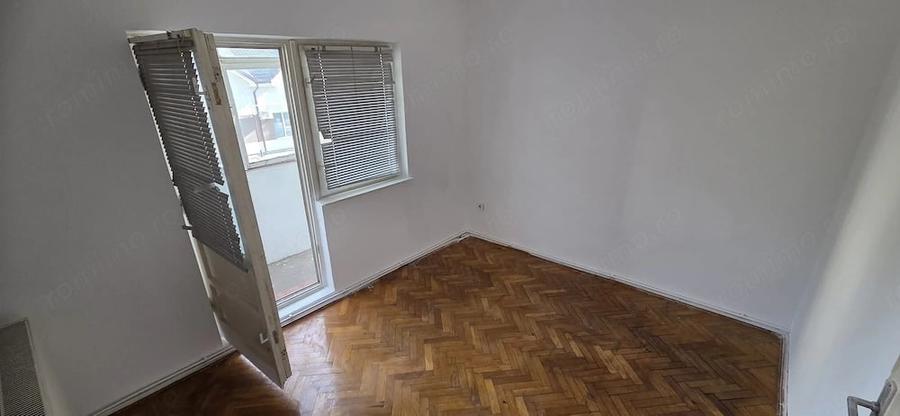 Apartament cu 3 camere semidecomandat în Vest