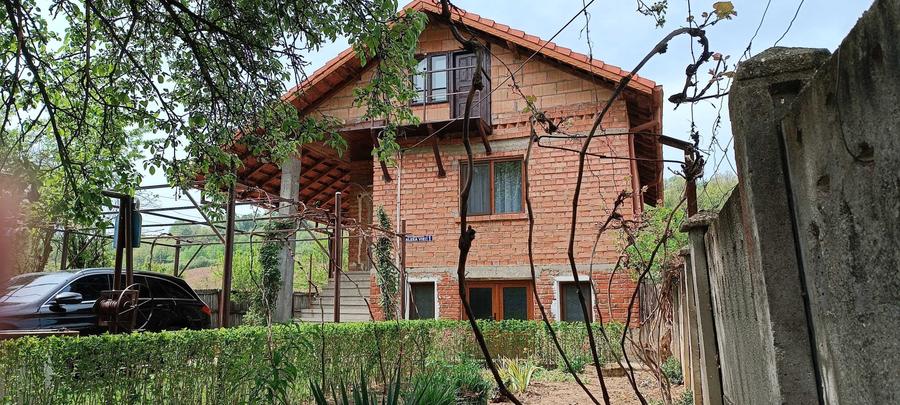 Casă cu 4 camere în Târgu Logrești