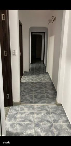 Apartament cu 3 camere semidecomandat în Central