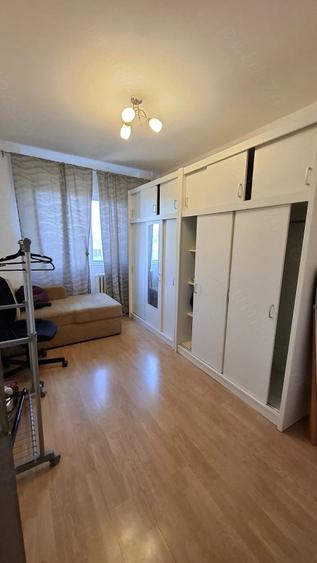 Apartament cu 3 camere decomandat în Alexandriei
