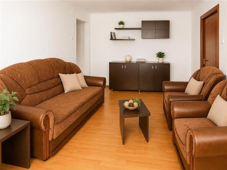 Apartament cu 3 camere semidecomandat în Exterior Est