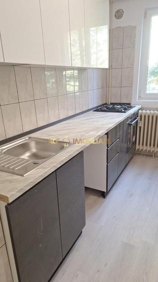 Apartament cu 3 camere semidecomandat, mobilat în Ozana