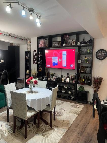 Apartament cu 3 camere decomandat în Roșu
