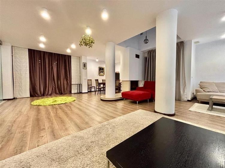 Casă individuală cu 9 camere cu Canalizare în Cioplea